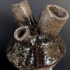 Archaia Wabi-Sabi Keramikvase mit metallisch-beigen Flussstrukturen aus eisenhaltigem Ton