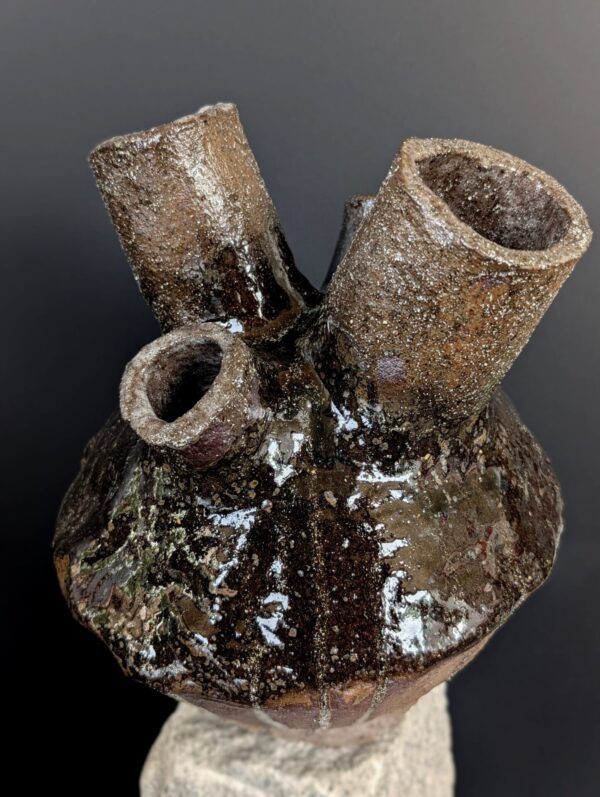 Archaia Wabi-Sabi Keramikvase mit metallisch-beigen Flussstrukturen aus eisenhaltigem Ton
