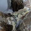 Archaia Wabi-Sabi Keramikvase mit metallisch-beigen Flussstrukturen aus eisenhaltigem Ton