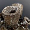 Archaia Wabi-Sabi Keramikvase mit metallisch-beigen Flussstrukturen aus eisenhaltigem Ton