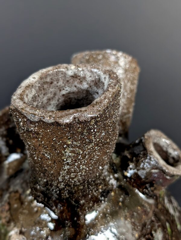 Archaia Wabi-Sabi Keramikvase mit metallisch-beigen Flussstrukturen aus eisenhaltigem Ton