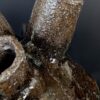 Archaia Wabi-Sabi Keramikvase mit metallisch-beigen Flussstrukturen aus eisenhaltigem Ton