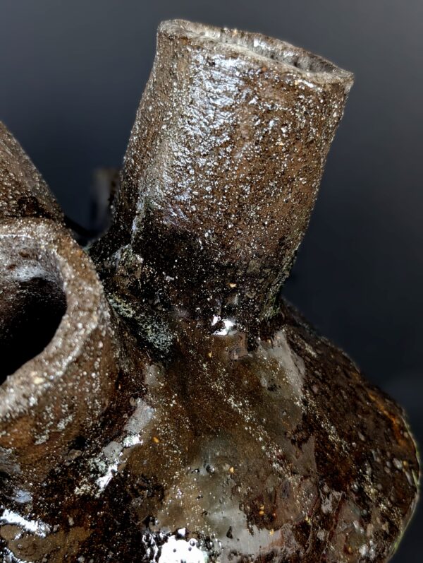 Archaia Wabi-Sabi Keramikvase mit metallisch-beigen Flussstrukturen aus eisenhaltigem Ton