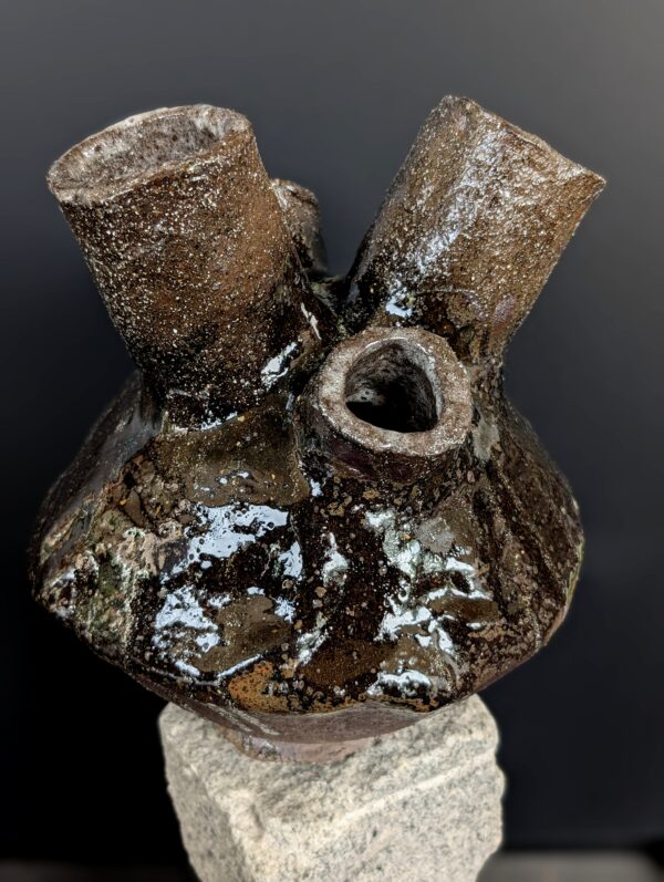 Archaia Wabi-Sabi Keramikvase mit metallisch-beigen Flussstrukturen aus eisenhaltigem Ton