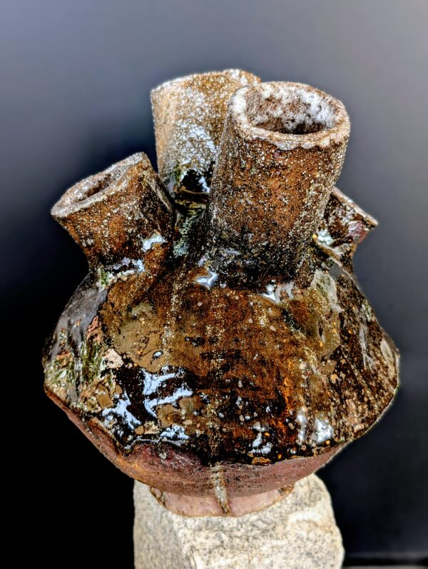 Archaia Wabi-Sabi Keramikvase mit metallisch-beigen Flussstrukturen aus eisenhaltigem Ton