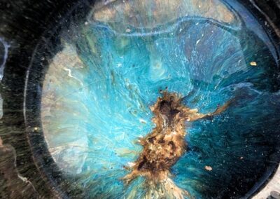 Einzigartige Alchemie-Effekte und Farbverläufe einer selbst gemischten Kupfer- und Ascheglasur.