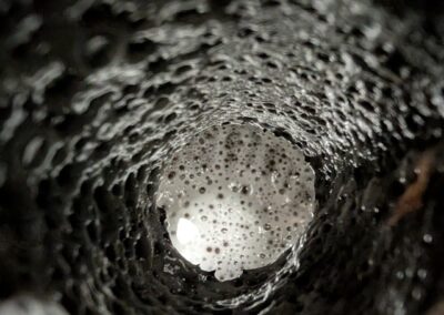 WabiSui ArtLab Glasurtest auf handgedrehten Keramik-Testringen im Studio.