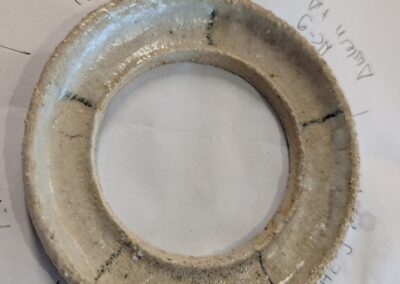 WabiSui ArtLab Glasurtest auf handgedrehten Keramik-Testringen im Studio.