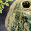 Detailaufnahme einer Wabi-Sabi Vase mit grüner Kupfer und Ascheglasur
