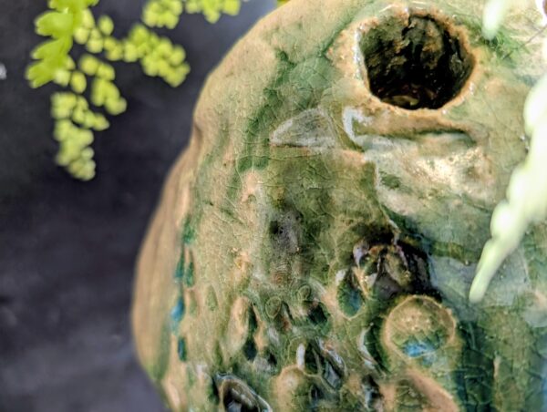Detailaufnahme einer Wabi-Sabi Vase mit grüner Kupfer und Ascheglasur