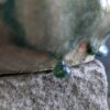 Detailaufnahme einer Wabi-Sabi Vase mit grüner Kupfer und Ascheglasur