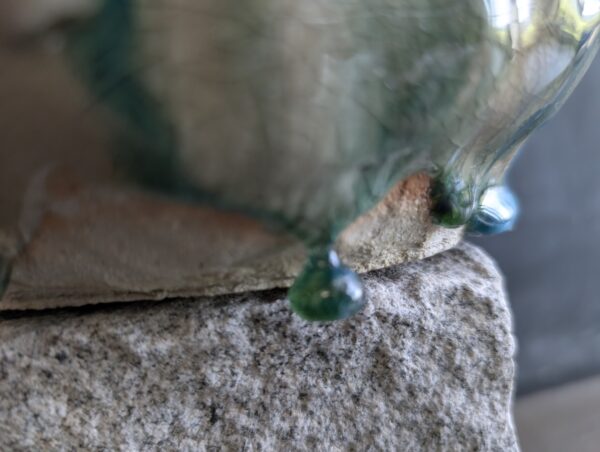 Detailaufnahme einer Wabi-Sabi Vase mit grüner Kupfer und Ascheglasur