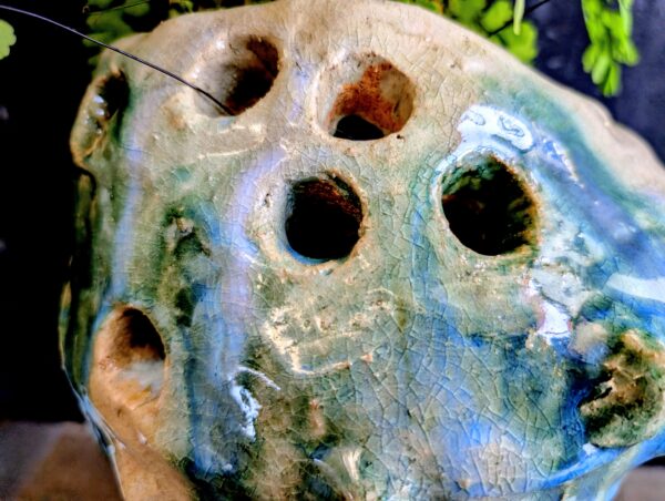 Detailaufnahme einer Wabi-Sabi Vase mit grüner Kupfer und Ascheglasur