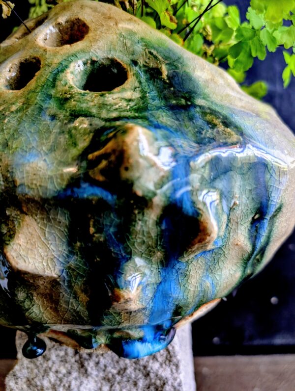 Detailaufnahme einer Wabi-Sabi Vase mit grüner Kupfer und Ascheglasur