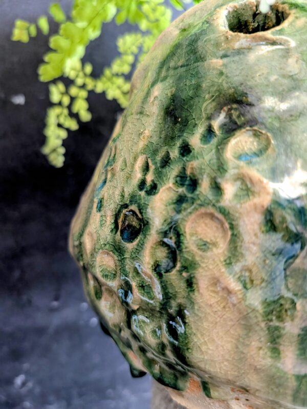 Detailaufnahme einer Wabi-Sabi Vase mit grüner Kupfer und Ascheglasur