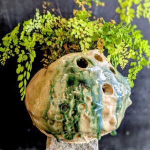 Wabi-Sabi Vase mit grüner Kupfer und Ascheglasur