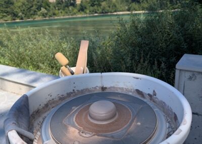 Töpferscheibe und handwerkliche Werkzeuge im Keramikatelier in Wagenhausen.