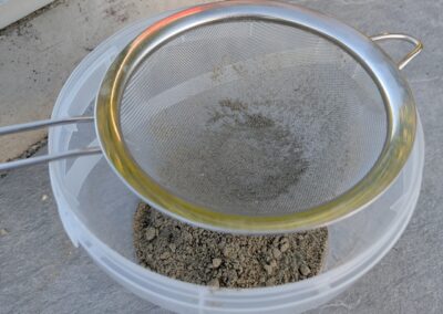 Lokale Rohstoffe wie Sand und Muschelschalen vom Rheinufer für die eigene Glasurherstellung.
