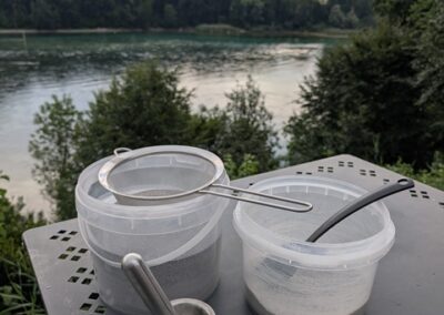 Lokale Rohstoffe wie Sand und Muschelschalen vom Rheinufer für die eigene Glasurherstellung.