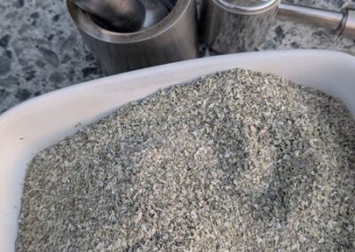 Lokale Rohstoffe wie Sand und Muschelschalen vom Rheinufer für die eigene Glasurherstellung.