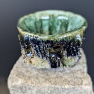 „Seiryuu – Grüner Fluss / Green Flow“ – Kurinuki Keramik-Tasse / Handcrafted Tea Cup (Unikat / One of a Kind)