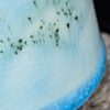 Signierter Becher-Boden des Wabi-Sabi Tumblers mit blauen Glasurtropfen