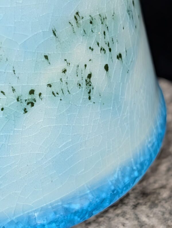 Signierter Becher-Boden des Wabi-Sabi Tumblers mit blauen Glasurtropfen