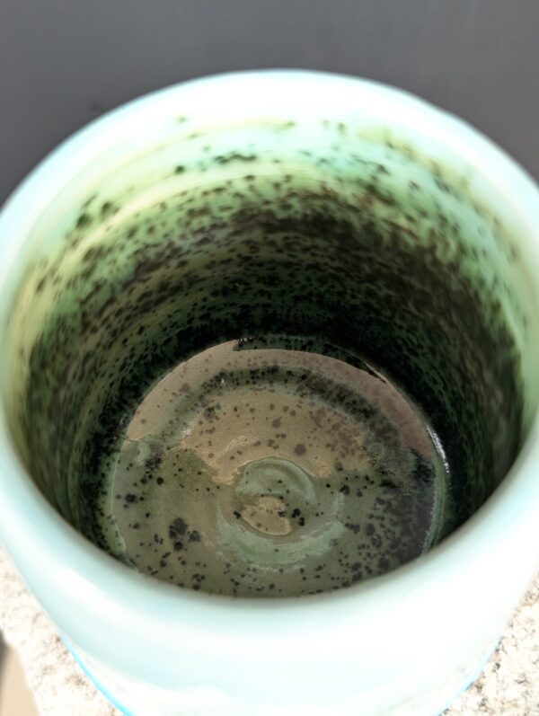Moosgrüner Schlund mit Wolkeneffekt im Inneren des Wabi-Sabi Tumblers