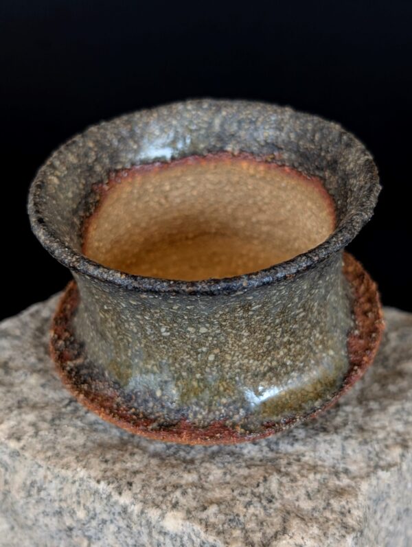 Tsuchi Erdton handgefertigter Wabi-Sabi Whiskey Tumbler aus eisenhaltigem Ton Detail Metalleffekt