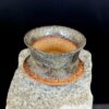 Tsuchi Erdton handgefertigter Wabi-Sabi Whiskey Tumbler aus eisenhaltigem Ton, gesamtansicht