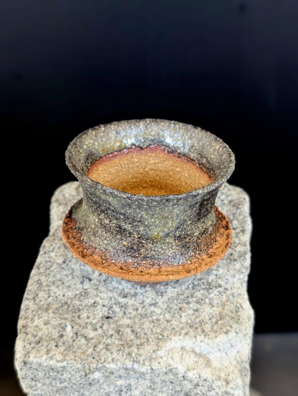 Tsuchi Erdton handgefertigter Wabi-Sabi Whiskey Tumbler aus eisenhaltigem Ton, gesamtansicht