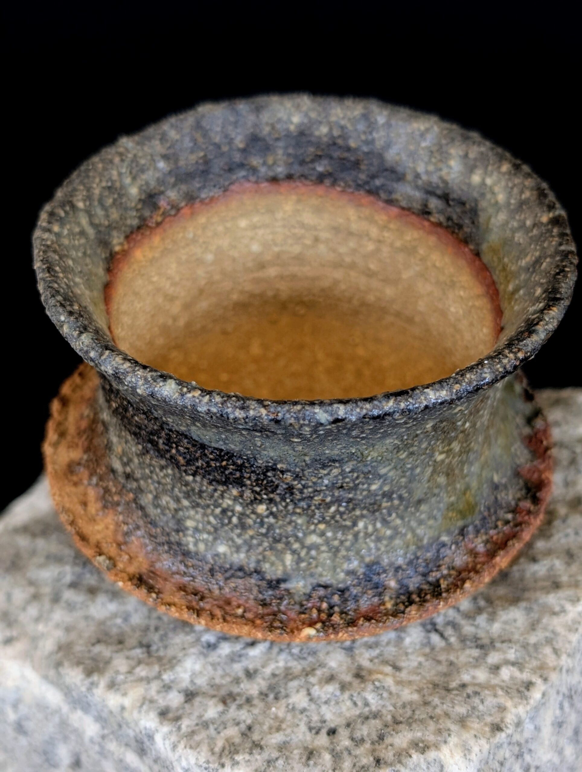 Tsuchi Erdton handgefertigter Wabi-Sabi Whiskey Tumbler aus eisenhaltigem Ton, Ansicht von Oben