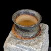 Tsuchi Erdton handgefertigter Wabi-Sabi Whiskey Tumbler aus eisenhaltigem Ton, Seitenasicht 2