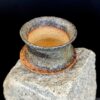 Tsuchi Erdton handgefertigter Wabi-Sabi Whiskey Tumbler aus eisenhaltigem Ton, Seitenasicht 3