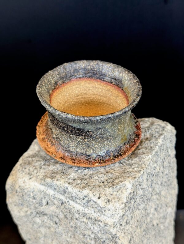 Tsuchi Erdton handgefertigter Wabi-Sabi Whiskey Tumbler aus eisenhaltigem Ton, Seitenasicht 3