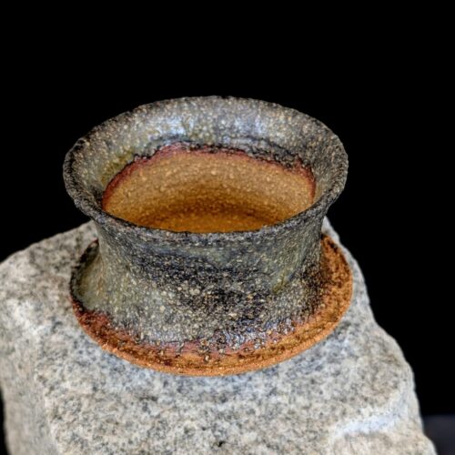 Tsuchi Erdton handgefertigter Wabi-Sabi Whiskey Tumbler aus eisenhaltigem Ton, Seitenansicht