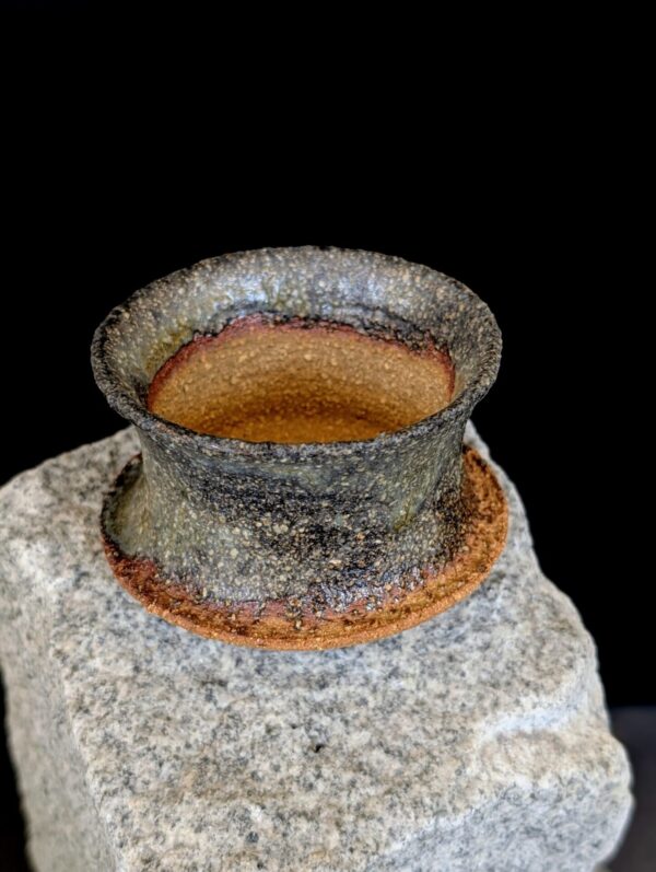 Tsuchi Erdton handgefertigter Wabi-Sabi Whiskey Tumbler aus eisenhaltigem Ton, Seitenansicht