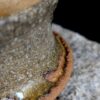 Tsuchi Morgentau Wabi-Sabi Whiskey Tumbler Detail der grünlich glänzenden Asche-Tropfen