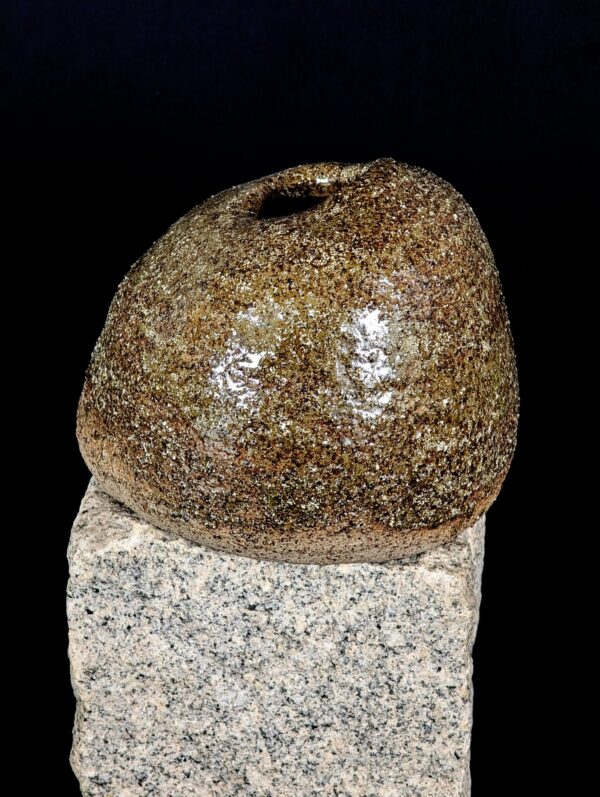 Seitenprofil der massiven Wabi-Sabi Keramikvase Ishi no Kokyū