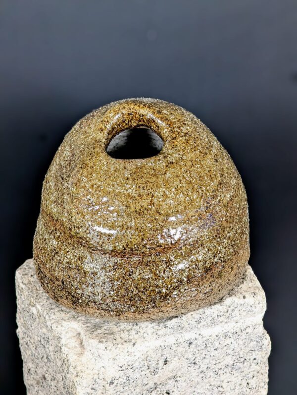 Grün-braune Asche-Kupfer-Glasur auf einer Wabi-Sabi Keramikvase