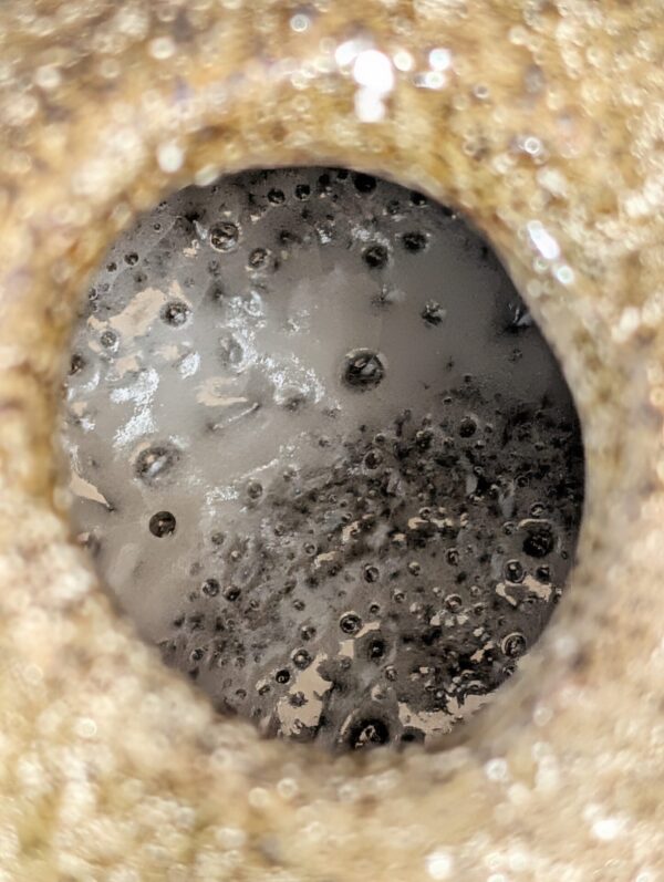 Helle Muschelglasur mit Blasen im Inneren der Wabi-Sabi Keramikvase