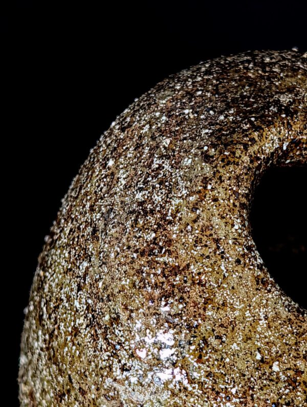 Strukturierte Oberfläche einer exklusiven Wabi-Sabi Keramikvase