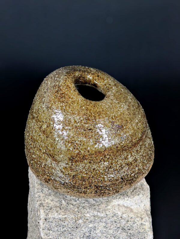 Wabi-Sabi Keramikvase Ishi no Kokyū auf Granitsockel fotografiert