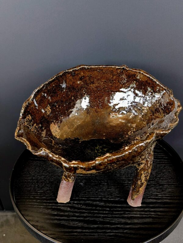 Handgemachte Wabi-Sabi Schale Jōmon no Utsuwa auf vier Füßen