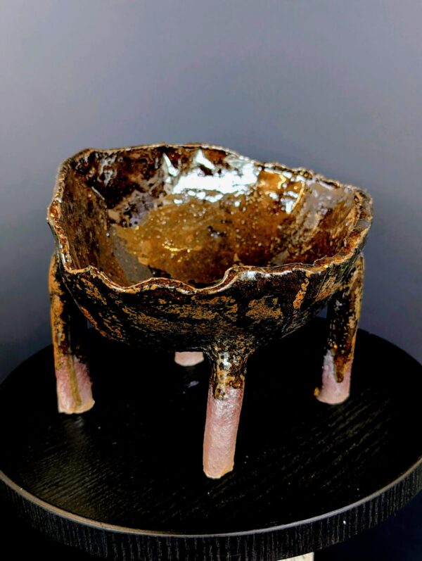 Skulpturales Gefäß und Wabi-Sabi Schale aus eisenhaltigem Ton