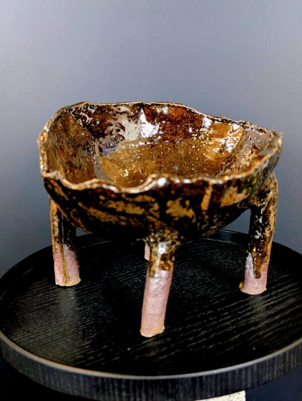 Skulpturales Gefäß und Wabi-Sabi Schale aus eisenhaltigem Ton