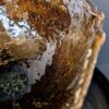 Rustikaler welliger Rand einer handgefertigten Wabi-Sabi Schale aus Ton