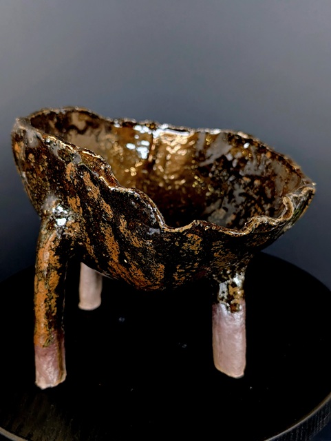 Handgemachte Wabi-Sabi Schale Jōmon no Utsuwa auf vier Füßen