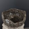 Exklusives Wabi-Sabi Gefäß aus dunkelgrauem Ton mit rötlichem Schimmer