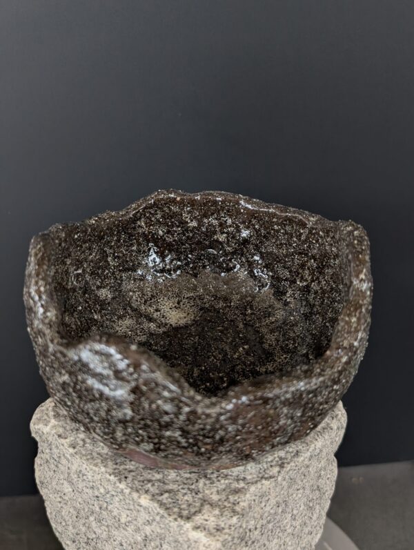 Exklusives Wabi-Sabi Gefäß aus dunkelgrauem Ton mit rötlichem Schimmer